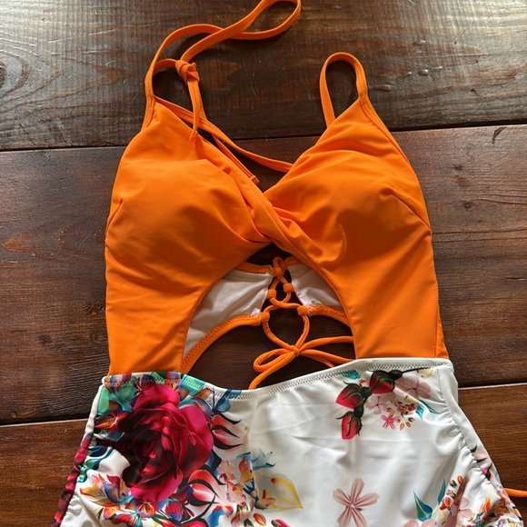 Cupshe Floral Cutout Swimsuit Size Small - Picture 2 of 5